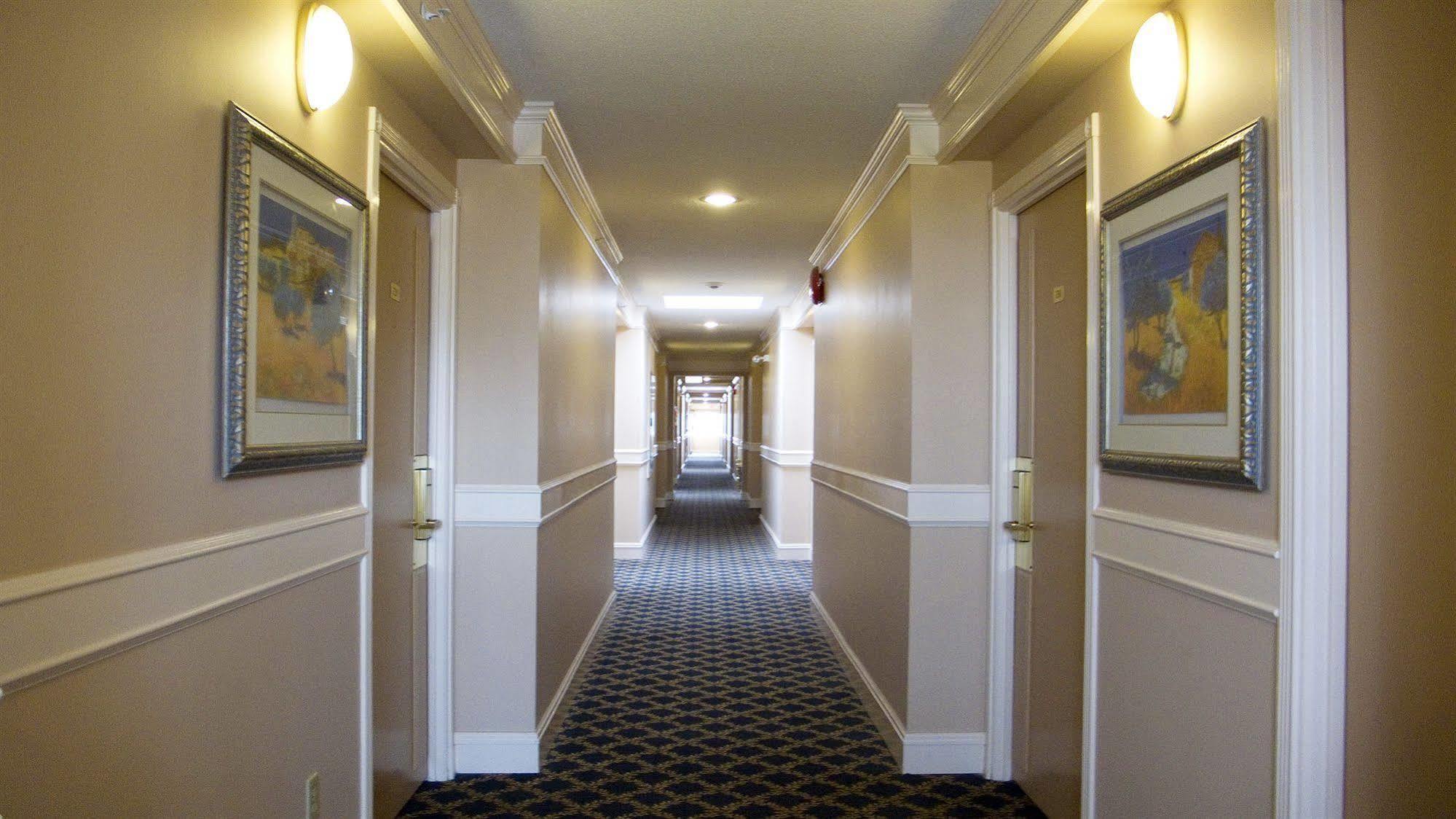Red Lion Inn And Suites Victoria Saanich Interior photo