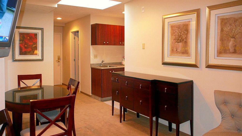 Red Lion Inn And Suites Victoria Saanich Interior photo